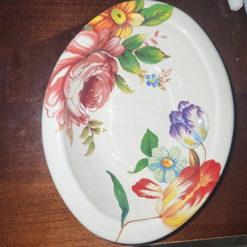 MacKenzie-Childs  White flower  soap dish